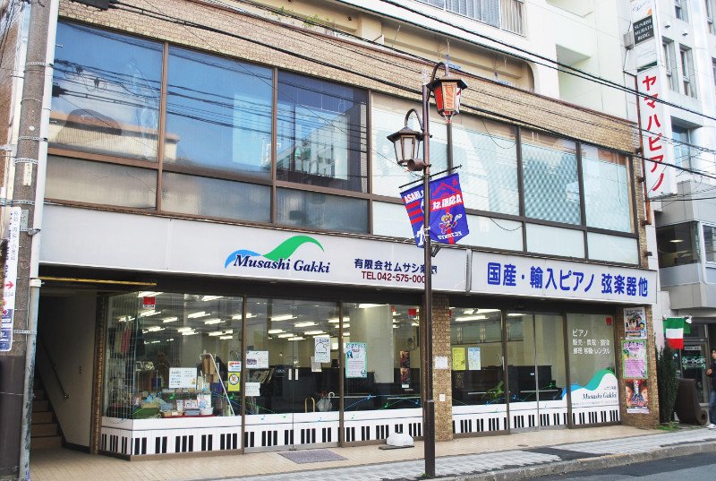 旭通りにある楽器店